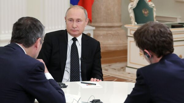 Президент РФ Владимир Путин во время интервью журналистам газеты Financial Times. 27 июня 2019