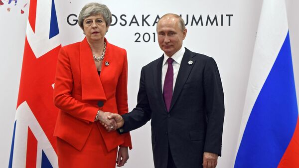 Президент РФ Владимир Путин и премьер-министр Великобритании Тереза Мэй во время встречи на полях саммита Группы двадцати в Осаке. 28 июня 2019