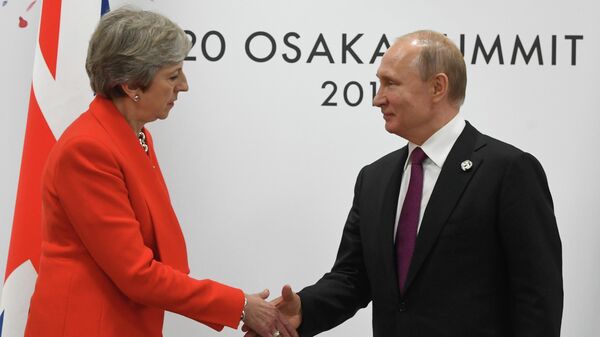 Президент РФ Владимир Путин и премьер-министр Великобритании Тереза Мэй во время встречи на полях саммита Группы двадцати в Осаке