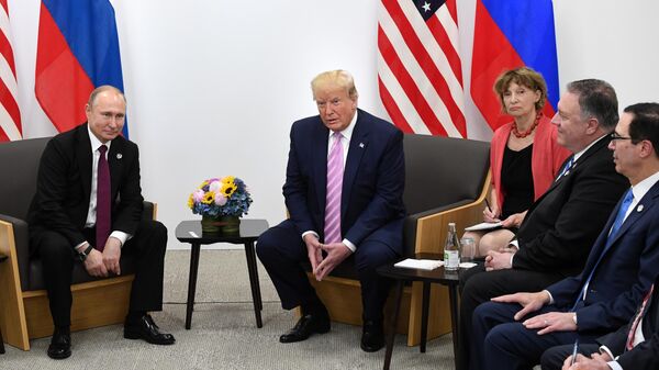 Президент РФ Владимир Путин и президент США Дональд Трамп (второй слева) во время встречи на полях саммита Группы двадцати в Осаке