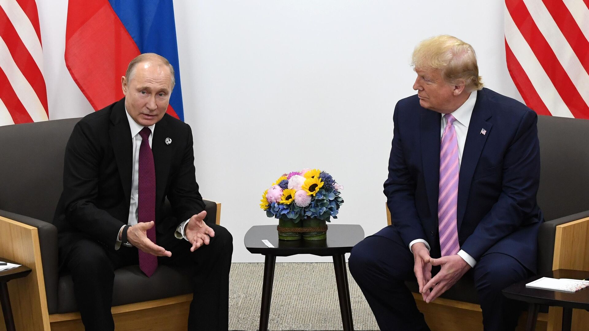 Президент РФ Владимир Путин и президент США Дональд Трамп (справа) во время встречи на полях саммита Группы двадцати в Осаке - РИА Новости, 1920, 29.09.2021