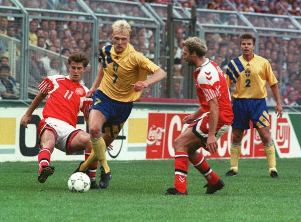 Игровой момент матча Дания - Швеция на ЕВРО-1992