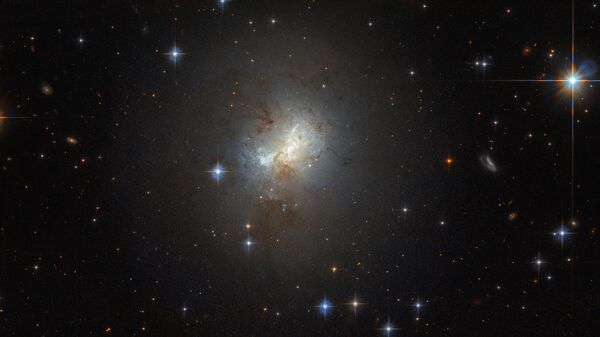 Карликовая галактика ESO 495-21, в которой наблюдается вспышка звездообразования 