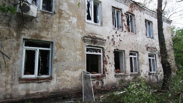 Разрушения в одном из домов в Донбассе