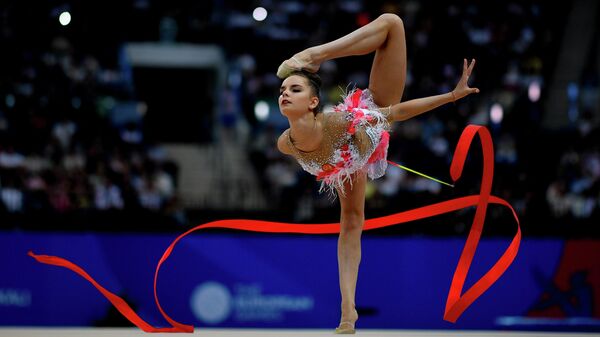 Дина Аверина выполняет упражнение с лентой в финале соревнований по художественной гимнастике на II Европейских играх в Минске