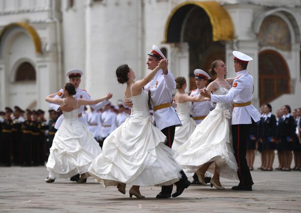 Курсанты суворовского военного училища танцуют вальс на церемонии вручения дипломов выпускникам военных вузов на Соборной площади Кремл