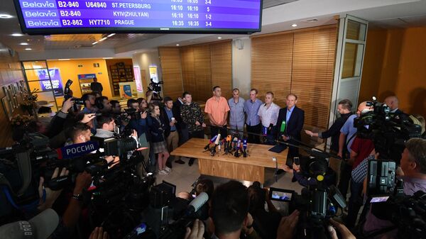 Украинские военнопленные, переданные властями ДНР и ЛНР официальному Киеву, на пресс-конференции в аэропорту Минска. 28 июня 2019