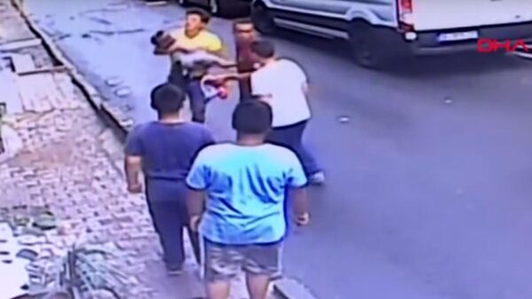 В Турции мужчина на лету поймал выпавшего из окна ребенка 