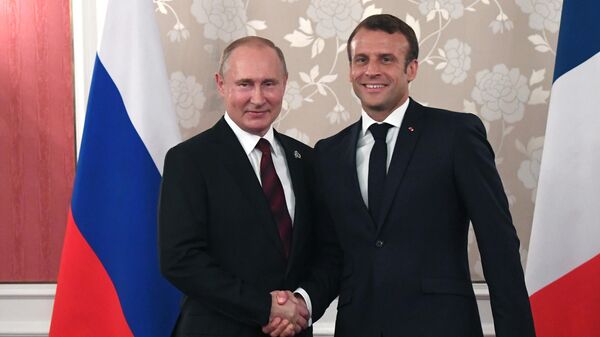 Президент РФ Владимир Путин и президент Франции Эммануэль Макрон во время встречи на полях саммита Группы двадцати в Осаке. 28 июня 2019