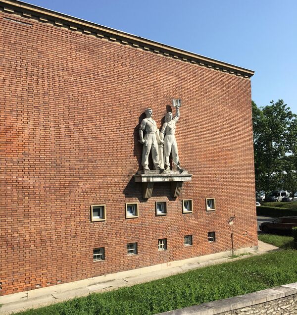 Скульптурная композиция на фасаде одного из предприятий Дьера Скульптурная композиция на фасаде одного из предприятий Дьера