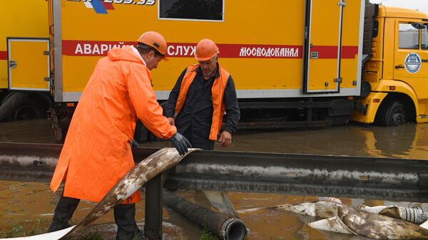 Сотрудник аварийной службы Мосводканал во время ликвидации последствий ливневых дождей в районе аэропорта Шереметьево