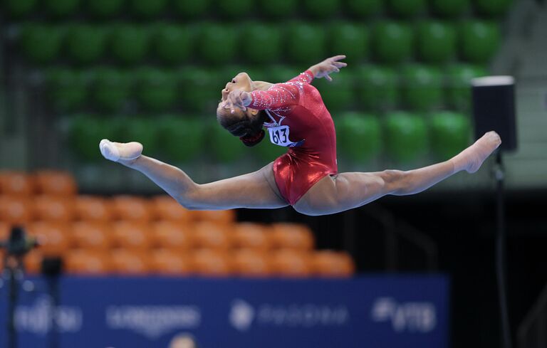 Американская спортсменка на чемпионате мира по спортивной гимнастике Американская спортсменка на чемпионате мира по спортивной гимнастике