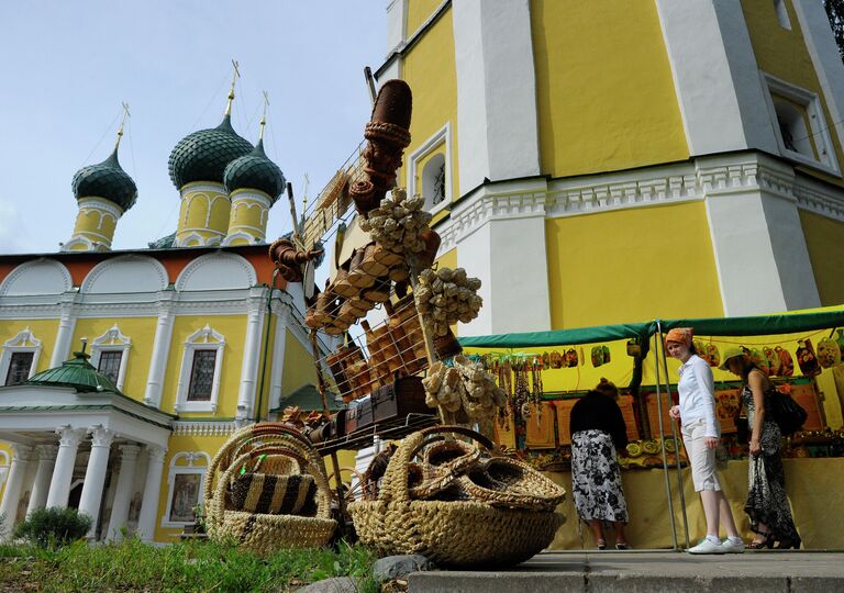 Торговля сувенирами на территориии Кремля в Угличе Торговля сувенирами на территориии Кремля в Угличе