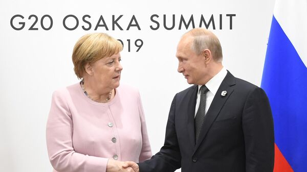 Президент РФ Владимир Путин и федеральный канцлер Германии Ангела Меркель во время встречи на полях саммита Группы двадцати. 29 июня 2019