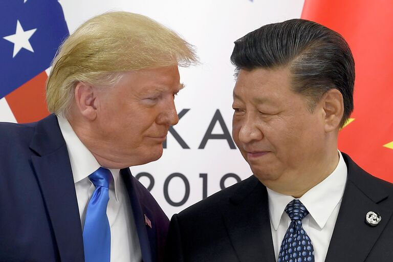 Президент США Дональд Трамп и председатель КНР Си Цзиньпин в ходе встречи на саммите G20 в Осаке. 29 июня 2019 Президент США Дональд Трамп и председатель КНР Си Цзиньпин в ходе встречи на саммите G20 в Осаке. 29 июня 2019
