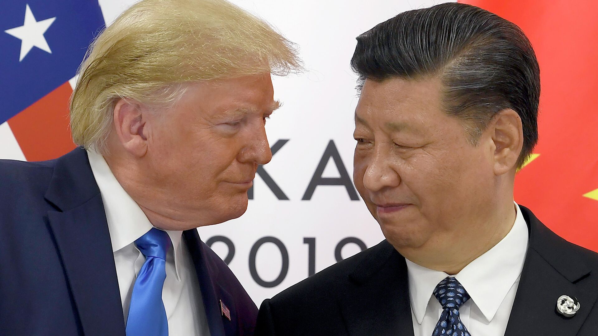 Президент США Дональд Трамп и председатель КНР Си Цзиньпин в ходе встречи на саммите G20 в Осаке. 29 июня 2019 - РИА Новости, 1920, 26.10.2020