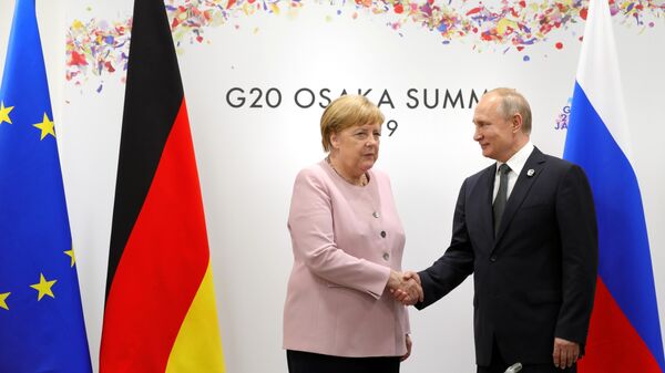 Президент РФ Владимир Путин и федеральный канцлер Германии Ангела Меркель во время встречи на полях Группы двадцати. 29 июня 2019