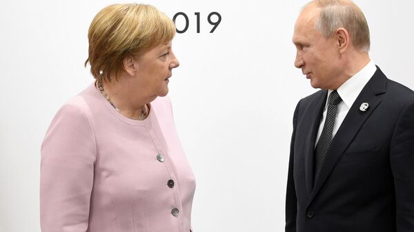 Президент РФ Владимир Путин и федеральный канцлер Германии Ангела Меркель во время встречи на полях Группы двадцати. 29 июня 2019