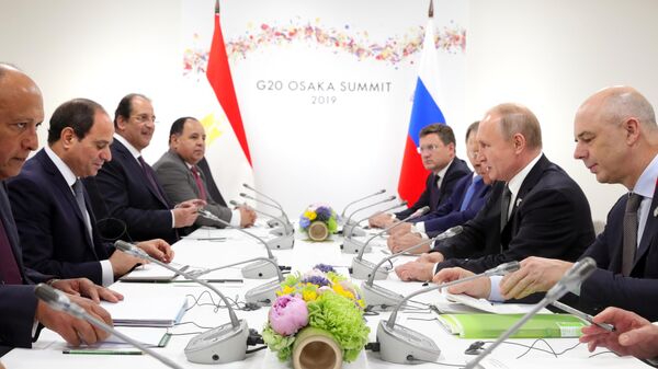 Президент РФ Владимир Путин и президент Арабской республики Египет Абдель Фаттах ас-Сиси во время встречи на полях Группы двадцати. 29 июня 2019