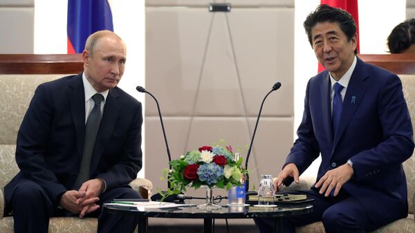 Президент РФ Владимир Путин и премьер-министр Японии Синдзо Абэ во время встречи в Осаке