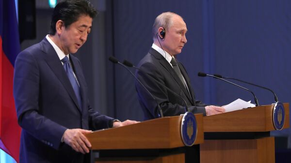 Президент РФ Владимир Путин на церемонии подписания совместных российско-японских документов по итогам встречи с премьер-министром Японии Синдзо Абэ в Осаке. 29 июня 2019