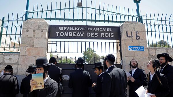 Ультраортодоксальные евреи перед воротами Гробницы царей, Иерусалим. 27 июня 2019