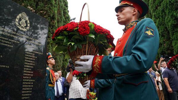 Военнослужащие Преображенского полка возлагают цветы к мемориалу жертвам катастрофы Ту-154 над Черным морем 25 декабря 2016 года в Сочи