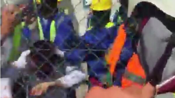 Скриншот видео драки рабочих в Казахстане