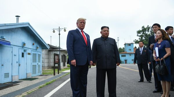 Лидер Северной Кореи Ким Чен Ын  с президентом США Дональдом Трампом к югу от военной демаркационной линии, которая разделяет Северную и Южную Корею. 30 июня 2019 