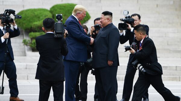 Лидер Северной Кореи Ким Чен Ын пожимает руку президенту США Дональду Трампу к северу от военной демаркационной линии, разделяющей Северную и Южную Корею в Демилитаризованной зоне. 30 июня 2019  