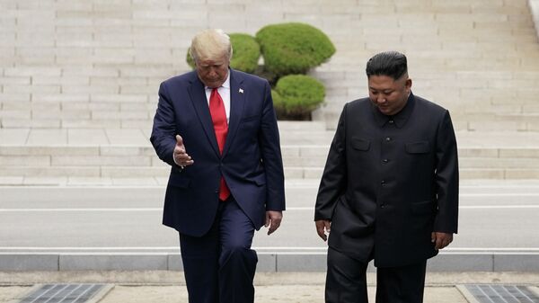 Президент США Дональд Трамп и северокорейский лидер Ким Чен Ын в демилитаризованной зоне, разделяющей две Кореи, в Панмунжоме, Южная Корея. 30 июня 2019