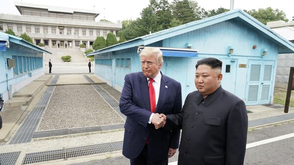 Президент США Дональд Трамп и северокорейский лидер Ким Чен Ын в демилитаризованной зоне, разделяющей две Кореи. 30 июня 2019