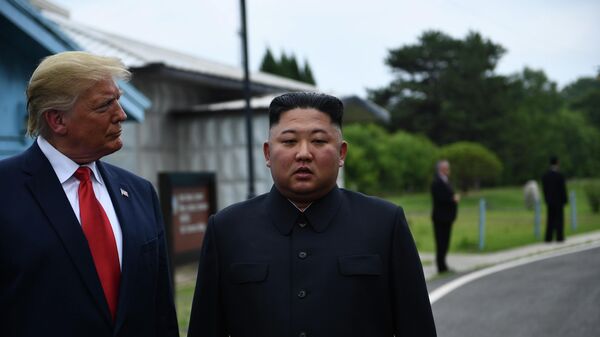 Президент США Дональд Трамп и северокорейский лидер Ким Чен Ын в демилитаризованной зоне, разделяющей две Кореи, в Панмунжоме, Южная Корея