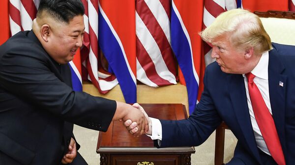 Лидер Северной Кореи Ким Чен Ын и президент США Дональд Трамп пожимают друг другу руки во время встречи на южной стороне военной демаркационной линии, которая разделяет Северную и Южную Корею. 30 июня 2019