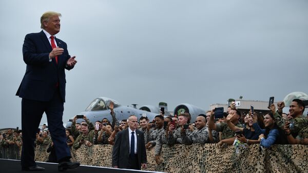 Президент США Дональд Трамп встречает военнослужащих США, дислоцированных в Южной Корее на авиабазе Осан
