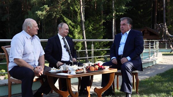 Президент РФ Владимир Путин и президент Белоруссии Александр Лукашенко и президент Таджикистана Эмомали Рахмон во время встречи в резиденции в Минске. 30 июня 2019