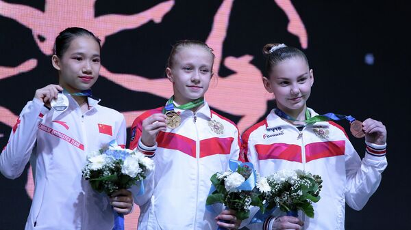 Виктория Листунова (по центру) и Елена Герасимова (справа) 