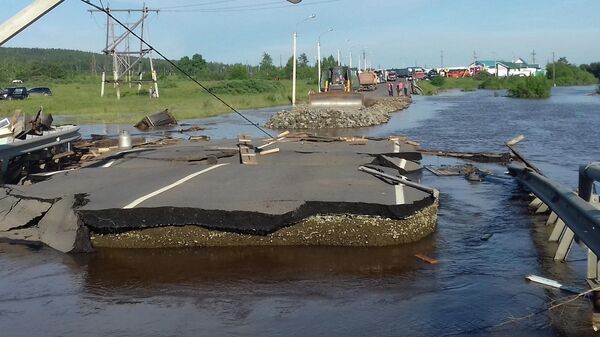Разрушенная дорога в подтопленном городе Тулуне. 30 июня 2019