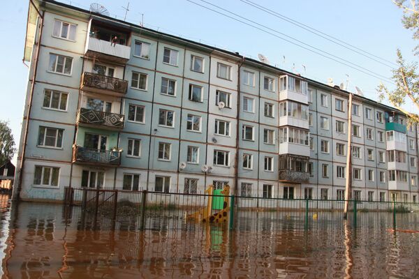 Жилой дом в подтопленном районе Тулуна