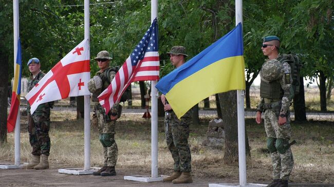 Военнослужащие Молдавии, Грузии, США и Украины во время торжественного построения на учениях Sea Breeze-2019 в Одессе, Украина