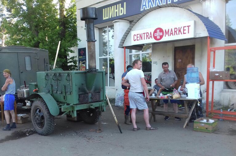 Полевая кухня для жителей подтопленного города Тулуна