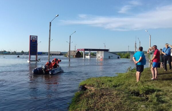 Сотрудники МЧС и жители города Тулуна в Иркутской области, подтопленного в результате паводка