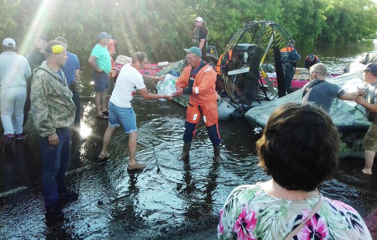 Сотрудники МЧС привезли питьевую воду для жителей подтопленного Тулуна