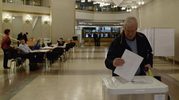 Житель Москвы голосует на выборах в Московскую городскую Думу на избирательном участке №2151.