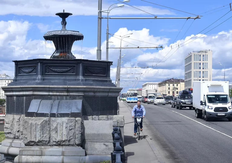 Автомобильное движение по Крестовскому путепроводу на проспекте Мира в Москве