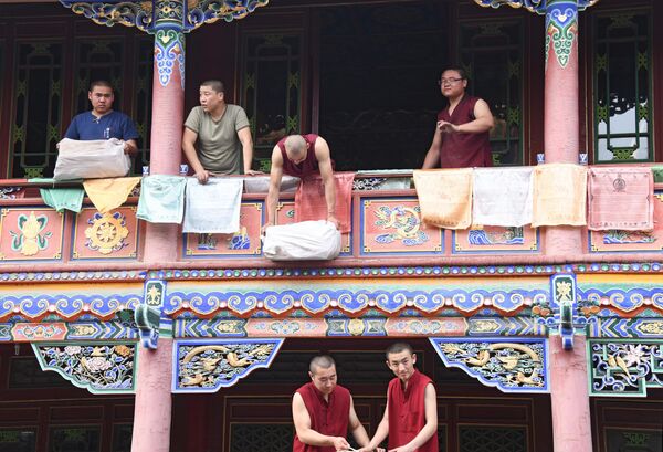 Монахи монастыря Да Чжао в Хух-Хото в Автономном районе Внутренняя Монголия в Китае