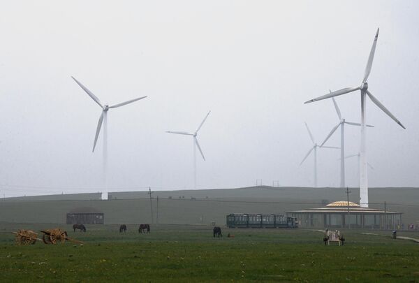 Ветрове генераторы на окраине Уланчаба в Автономном районе Внутренняя Монголия в Китае