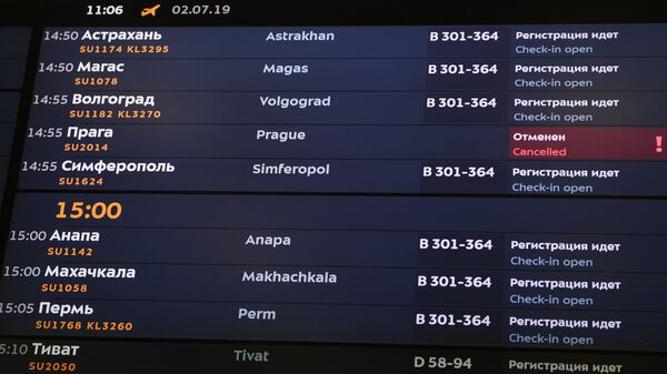 Электронное табло с информацией о рейсах в аэропорту Шереметьево. 2 июля 2019