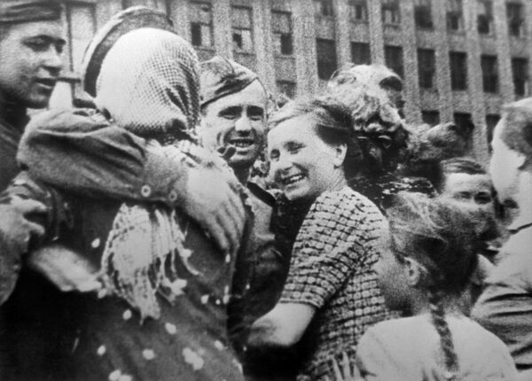 Жители Минска встречают советских воинов
