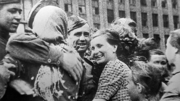 Жители Минска встречают советских воинов